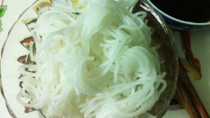 Nhúng sợi bún vào bát nước mắm, sau 2 phút biết ngay bún sạch hay chứa hàn the Nhúng sợi bún vào bát nước mắm, sau 2 phút biết ngay bún sạch hay chứa hàn the
