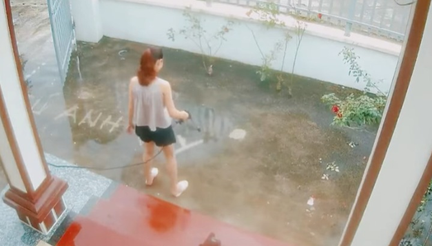 C-lip: Vợ vừa rửa sân vừa bày tỏ tình yêu với chồng C-lip: Vợ vừa rửa sân vừa bày tỏ tình yêu với chồng