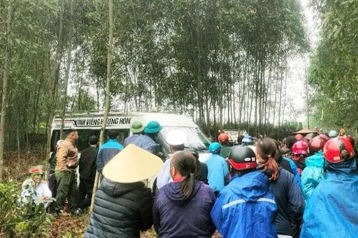 Đang đưa tang anh trai, người em 40 tuổi bị xe tang đè qua đời: Toàn bộ sự việc gây bàng hoàng Đang đưa tang anh trai, người em 40 tuổi bị xe tang đè qua đời: Toàn bộ sự việc gây bàng hoàng