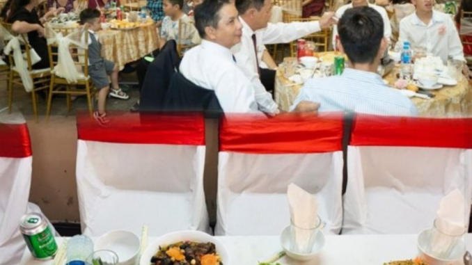 Dắt theo c on g ái 4 tu;ổi đi dự đám cưới người quen. Đến nơi, tiệc cưới đông vui, mâm cỗ bày đầy thịt gà, giò chả. Tin Tức Dắt theo c on g ái 4 tu;ổi đi dự đám cưới người quen. Đến nơi, tiệc cưới đông vui, mâm cỗ bày đầy thịt gà, giò chả. Tin Tức