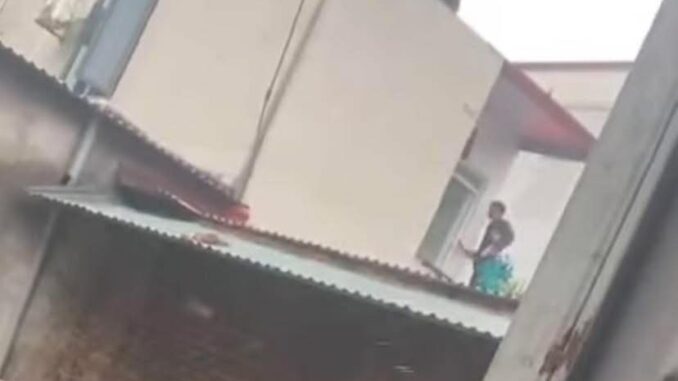 Video: Hồi hộp chứng kiến kẻ trộm xe máy bất thành quay sang bắt bé gái làm con tin Video: Hồi hộp chứng kiến kẻ trộm xe máy bất thành quay sang bắt bé gái làm con tin