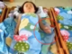 Bé gái mầm non không bao giờ ngủ trưa bỗng ngủ rất ngoan, mẹ kiểm tra camera lớp học thì òa khóc