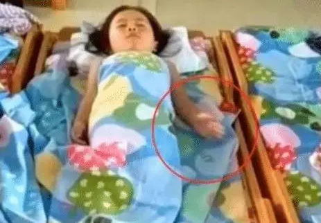 Bé gái mầm non không bao giờ ngủ trưa bỗng ngủ rất ngoan, mẹ kiểm tra camera lớp học thì òa khóc Bé gái mầm non không bao giờ ngủ trưa bỗng ngủ rất ngoan, mẹ kiểm tra camera lớp học thì òa khóc