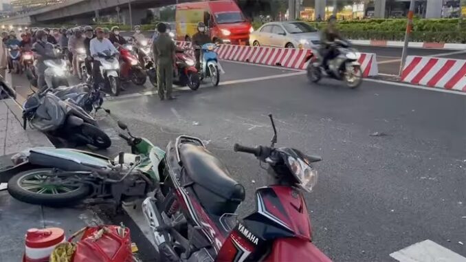 Nữ tài xế Mercedes đâm loạt xe máy đang chờ đèn đỏ: Toàn bộ sự việc gây xôn xao nhất hiện tại Nữ tài xế Mercedes đâm loạt xe máy đang chờ đèn đỏ: Toàn bộ sự việc gây xôn xao nhất hiện tại