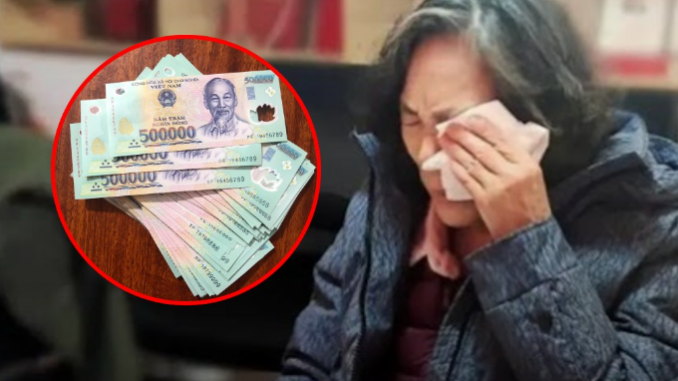 Đều đặn gửi mẹ 20 triệu/tháng, thế mà ngày bà mất trong tài khoản không một đồng. Tôi khóc ngất khi nhận giấy sao kê ngân hàng Đều đặn gửi mẹ 20 triệu/tháng, thế mà ngày bà mất trong tài khoản không một đồng. Tôi khóc ngất khi nhận giấy sao kê ngân hàng