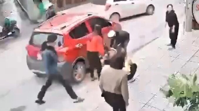 Đau xót bé trai 15 tháng đi nhà trẻ bị ô tô của một phụ huynh cán tuvong Đau xót bé trai 15 tháng đi nhà trẻ bị ô tô của một phụ huynh cán tuvong