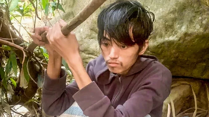 Một thanh niên lẩn trốn đến kiệt sức khi bị phát hiện dùng giấy tờ giả tránh nghĩa vụ quân sự Một thanh niên lẩn trốn đến kiệt sức khi bị phát hiện dùng giấy tờ giả tránh nghĩa vụ quân sự