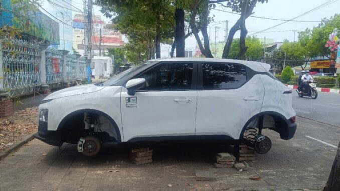 Ô tô điện bị trộm 4 bánh xe trong đêm Ô tô điện bị trộm 4 bánh xe trong đêm