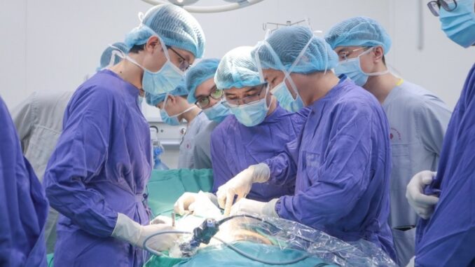 Nữ sinh 15 tuổi bị thủng hành tá tràng nghi do áp lực học tập Nữ sinh 15 tuổi bị thủng hành tá tràng nghi do áp lực học tập