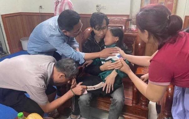 Lời kể vụ bé gái 9 tuổi bị kề d:ao khống chế: Cả gia đình quỳ gối van xin, kẻ bắt cóc lạnh lùng đáp một câu khiến ai cũng ch:ết lặng Lời kể vụ bé gái 9 tuổi bị kề d:ao khống chế: Cả gia đình quỳ gối van xin, kẻ bắt cóc lạnh lùng đáp một câu khiến ai cũng ch:ết lặng