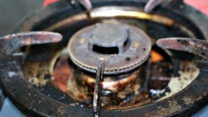 Mẹo làm sạch bếp ga bị rỉ sét, dầu mỡ bám lâu năm bay màu sạch bóng Mẹo làm sạch bếp ga bị rỉ sét, dầu mỡ bám lâu năm bay màu sạch bóng