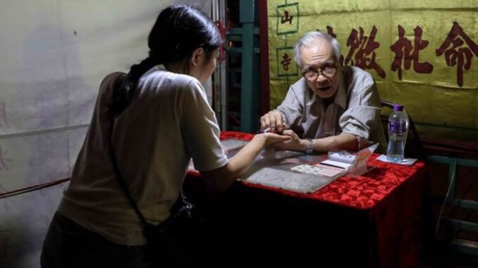 Vì sao thầy bói không biết bạn là ai nhưng biết nhà bạn có mấy người, vợ chồng hạnh phúc hay không: Đọc xong đừng để bị gạt nữa nhé Vì sao thầy bói không biết bạn là ai nhưng biết nhà bạn có mấy người, vợ chồng hạnh phúc hay không: Đọc xong đừng để bị gạt nữa nhé