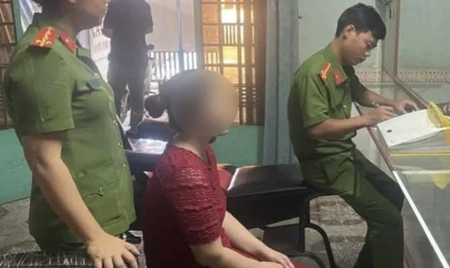 Bắt quả tang chủ tiệm hớt tóc ki’ch dục cho khách Bắt quả tang chủ tiệm hớt tóc ki’ch dục cho khách