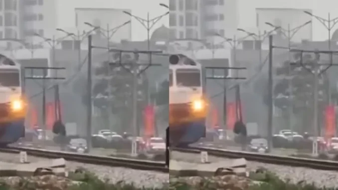 Hai phụ nữ thản nhiên “tạo dáng” trên đường ray dù tàu kéo còi liên tục Hai phụ nữ thản nhiên “tạo dáng” trên đường ray dù tàu kéo còi liên tục