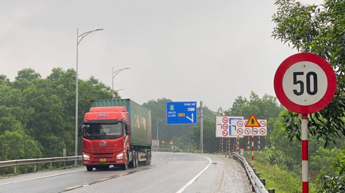 Hàng loạt biển báo giao thông tại Huế bị thiếu và sai kích thước | Báo Dân trí