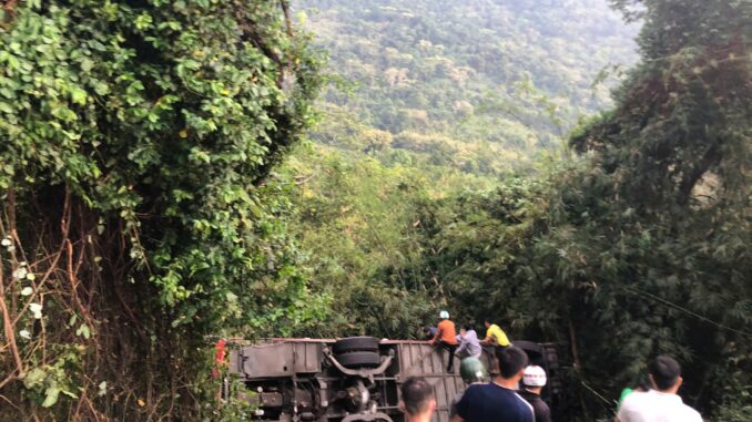 Hiện trường kinh hoàng vụ xe khách 52 chỗ lao xuống đèo Bảo Lộc, nhiều người thương vong Hiện trường kinh hoàng vụ xe khách 52 chỗ lao xuống đèo Bảo Lộc, nhiều người thương vong