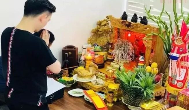Thắp hương xong cứ nhẩm khấn câu này, Tổ Tiên ưng lòng, thần Tài nghe thấu Thắp hương xong cứ nhẩm khấn câu này, Tổ Tiên ưng lòng, thần Tài nghe thấu