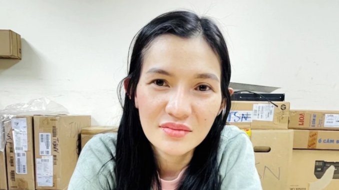 B ắ t giữ 1 phụ nữ bị truy nã đặc biệt khi vừa x:uống sân bay B ắ t giữ 1 phụ nữ bị truy nã đặc biệt khi vừa x:uống sân bay