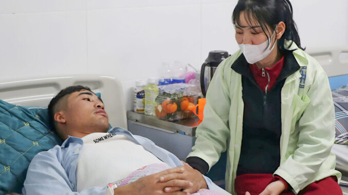 30 giờ trôi dạt trên biển sau chìm tàu: ‘Ăn cá chết để hy vọng sống’ 30 giờ trôi dạt trên biển sau chìm tàu: ‘Ăn cá chết để hy vọng sống’