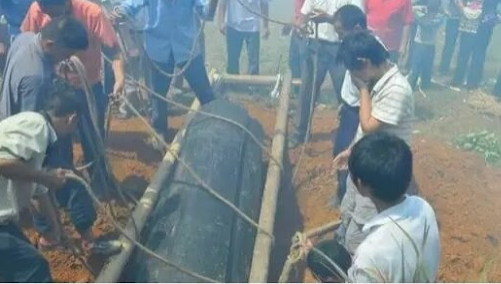 Ra mộ thăm chồng sau 2 ngày chôn cất, vợ bàn;g hoàn;g nghe tiếng kêu: Cho tôi ra ngoài Ra mộ thăm chồng sau 2 ngày chôn cất, vợ bàn;g hoàn;g nghe tiếng kêu: Cho tôi ra ngoài