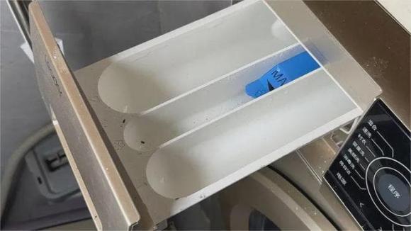 Hôm nay tôi mới biết hộp giặt trên máy giặt được sử dụng như thế này, bảo sao quần áo giặt không đủ sạch Hôm nay tôi mới biết hộp giặt trên máy giặt được sử dụng như thế này, bảo sao quần áo giặt không đủ sạch