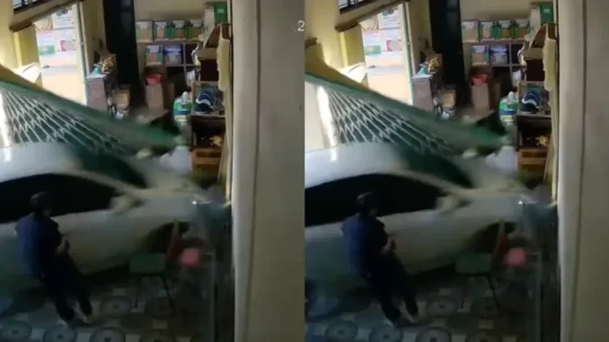 Clip ô tô lao vào nhà dân, tông bay một phụ nữ đang ngồi xem điện thoại Clip ô tô lao vào nhà dân, tông bay một phụ nữ đang ngồi xem điện thoại