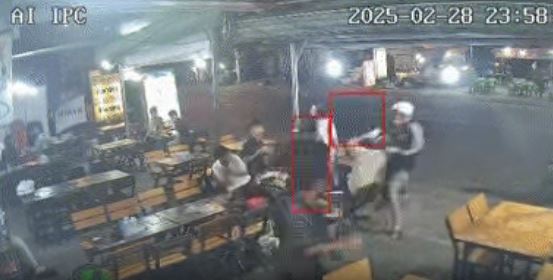 Clip cô gái đập ly bia, 2 thanh niên lao vào chém 4 người ở Thủ Đức Clip cô gái đập ly bia, 2 thanh niên lao vào chém 4 người ở Thủ Đức