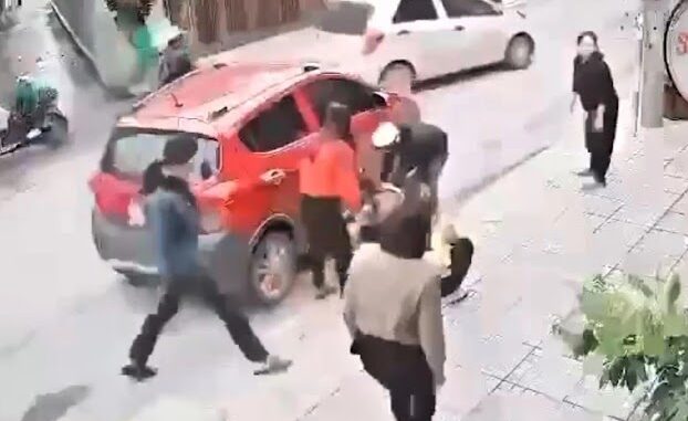 Đau xót bé trai 15 tháng đi nhà trẻ bị ô tô của một phụ huynh cán tuvong Đau xót bé trai 15 tháng đi nhà trẻ bị ô tô của một phụ huynh cán tuvong