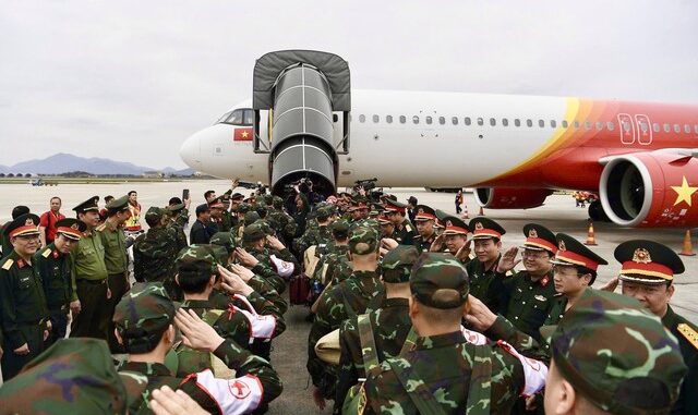 Khoảnh khắc tự hào: 2 máy bay chở lực lượng cứu hộ Việt Nam và 60 tấn hàng cứu trợ đã hạ cánh tại Myanmar Khoảnh khắc tự hào: 2 máy bay chở lực lượng cứu hộ Việt Nam và 60 tấn hàng cứu trợ đã hạ cánh tại Myanmar
