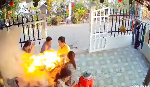 Thực khách choáng váng sau khi bếp gas mini phát nổ ngay trên bàn ăn Thực khách choáng váng sau khi bếp gas mini phát nổ ngay trên bàn ăn