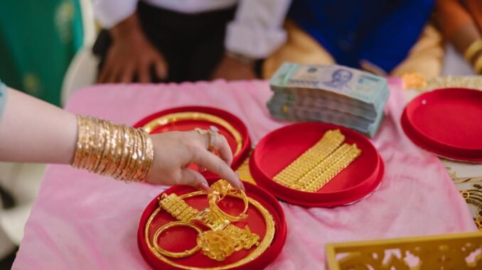 Sáng sớm 19/3: Vàng lên cao ng-ấ-t ng-ưở-ng, người dân vẫn nô nức xếp hàng đi mua Sáng sớm 19/3: Vàng lên cao ng-ấ-t ng-ưở-ng, người dân vẫn nô nức xếp hàng đi mua