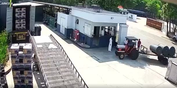 Nam bảo vệ công ty bị các cuộn hàng trên ôtô rơi xuống đè tử vong Nam bảo vệ công ty bị các cuộn hàng trên ôtô rơi xuống đè tử vong
