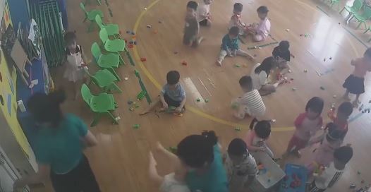 Xôn xao clip cô giáo mầm non lôi bé 22 tháng tuổi vào góc khuất camera, diễn biến sau đó càng xem càng phẫn nộ Xôn xao clip cô giáo mầm non lôi bé 22 tháng tuổi vào góc khuất camera, diễn biến sau đó càng xem càng phẫn nộ