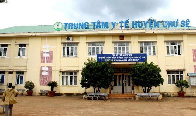 Bác sĩ bị đánh tới tấp khi đang thăm khám cho bệnh nhân Bác sĩ bị đánh tới tấp khi đang thăm khám cho bệnh nhân