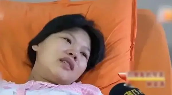 Sau nhiều năm chờ đợi, tôi bất ngờ mang th/ai 4. Mẹ chồng chị vui mừng khôn xiết, gọi đây là “phúc lộc trời ban”. Mang th/ai quá nhiều nên có nhiều rủi ro, 4 con đều s/inh n/on và phải nằm phòng chăm sóc đặc biệt. Gia cảnh khó khăn, nên khi nghe bác sĩ thông báo tốn đến 1,5 phí điều trị cho con, chồng tôi để lại dòng status trên fb “Đi rồi, không quay lại nữa” rồi biệt tăm biệt tích. Mẹ chồng khuyên tôi nên cho bớt ba đứa, chỉ giữ lại 1 đứa con trai. Nhưng chúng đều là má:;u th;ị;t của mình, làm sao tôi nỡ. Vậy là tôi quyết giữ lại 4 đứa để nuôi, để rồi 10 năm sau, điều bất ngờ xảy ra… Sau nhiều năm chờ đợi, tôi bất ngờ mang th/ai 4. Mẹ chồng chị vui mừng khôn xiết, gọi đây là “phúc lộc trời ban”. Mang th/ai quá nhiều nên có nhiều rủi ro, 4 con đều s/inh n/on và phải nằm phòng chăm sóc đặc biệt. Gia cảnh khó khăn, nên khi nghe bác sĩ thông báo tốn đến 1,5 phí điều trị cho con, chồng tôi để lại dòng status trên fb “Đi rồi, không quay lại nữa” rồi biệt tăm biệt tích. Mẹ chồng khuyên tôi nên cho bớt ba đứa, chỉ giữ lại 1 đứa con trai. Nhưng chúng đều là má:;u th;ị;t của mình, làm sao tôi nỡ. Vậy là tôi quyết giữ lại 4 đứa để nuôi, để rồi 10 năm sau, điều bất ngờ xảy ra…