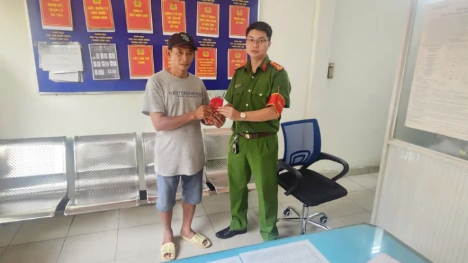 Người bán bánh mì ở TP.HCM nhặt được bao lì xì chứa 22,5 triệu đồng, đem giao nộp công an4 Người bán bánh mì ở TP.HCM nhặt được bao lì xì chứa 22,5 triệu đồng, đem giao nộp công an4