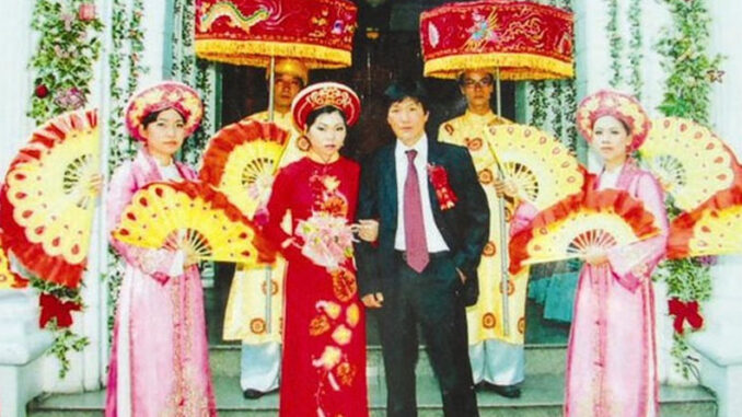 Con gái một mực muốn lấy chồng Hàn Quốc để đổi đời, tôi đành chiều ý thành toàn cho nó. Ngày nó đi, tôi khóc như mưa nhìn con một mình sang xứ người. Con rể đã lớn tuổi đưa tôi một bọc tiền nói câu gì đó không rõ rồi kéo vali đi thẳng. 1 năm sau, tôi bàng hoàng nhận xác con nhớ ra bọc tiền run rẩy mở ra thì thấy một thứ khiến tôi ngất tại chỗ Con gái một mực muốn lấy chồng Hàn Quốc để đổi đời, tôi đành chiều ý thành toàn cho nó. Ngày nó đi, tôi khóc như mưa nhìn con một mình sang xứ người. Con rể đã lớn tuổi đưa tôi một bọc tiền nói câu gì đó không rõ rồi kéo vali đi thẳng. 1 năm sau, tôi bàng hoàng nhận xác con nhớ ra bọc tiền run rẩy mở ra thì thấy một thứ khiến tôi ngất tại chỗ
