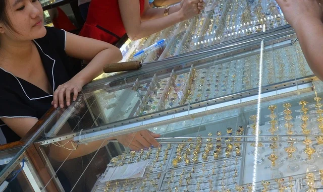 Giá vàng hôm nay 8-4: Lao xuống dốc rất mạnh Giá vàng hôm nay 8-4: Lao xuống dốc rất mạnh