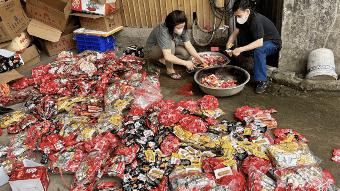 Hàng tấn chân gà, cánh gà, xúc xích ‘made in China’ bị thu giữ Hàng tấn chân gà, cánh gà, xúc xích ‘made in China’ bị thu giữ