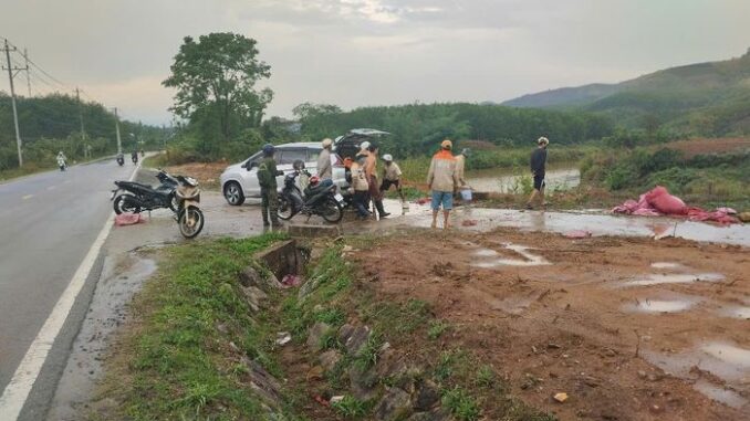 Trong lúc đang trú mưaKon Tum: S/ét đ/ánh khiến 7 người thư/ơng v/ong Trong lúc đang trú mưaKon Tum: S/ét đ/ánh khiến 7 người thư/ơng v/ong