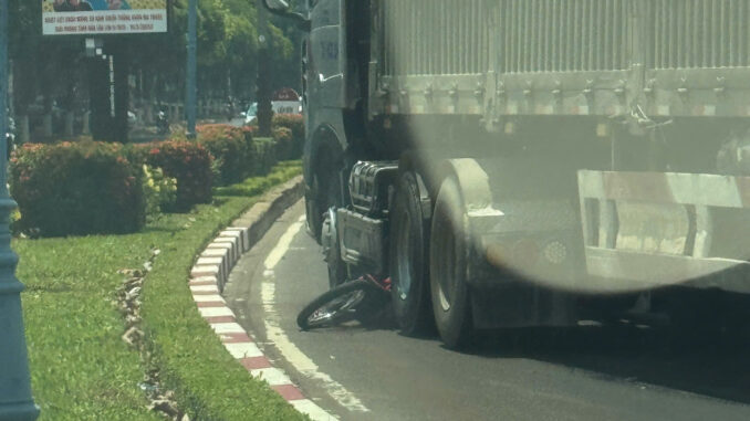 Chồng ôm thi thể vợ khóc ngất giữa đường Chồng ôm thi thể vợ khóc ngất giữa đường