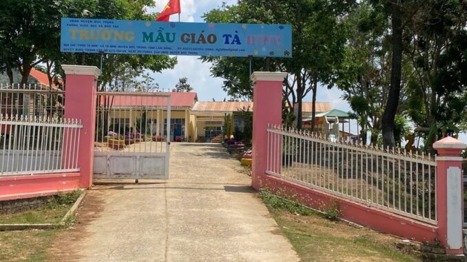 Bé 5 tuổi bị xích đu trong sân trường đè tử vong Bé 5 tuổi bị xích đu trong sân trường đè tử vong