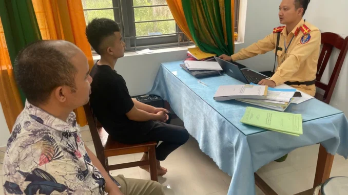 Con lên đèo Vi Ô Lắk bốc đầu xe quay tiktok, cha bị phạt 14 triệu, tịch thu xe Con lên đèo Vi Ô Lắk bốc đầu xe quay tiktok, cha bị phạt 14 triệu, tịch thu xe