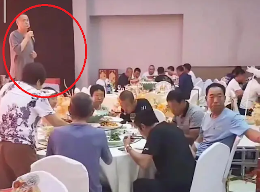 Con đỗ đại học, bố mẹ mở tiệc mời thầy chủ nhiệm tới ăn mừng nhưng bị từ chối phũ phàng: Lý do gây tranh cãi! Con đỗ đại học, bố mẹ mở tiệc mời thầy chủ nhiệm tới ăn mừng nhưng bị từ chối phũ phàng: Lý do gây tranh cãi!