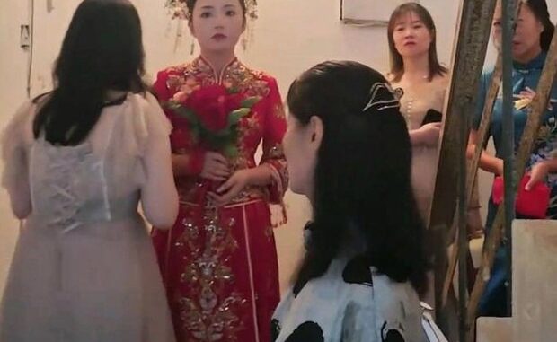 Chú rể quên mang theo 1 món đồ, cô dâu nhất định không chịu lên xe hoa: Câu chuyện gây tranh cãi Chú rể quên mang theo 1 món đồ, cô dâu nhất định không chịu lên xe hoa: Câu chuyện gây tranh cãi