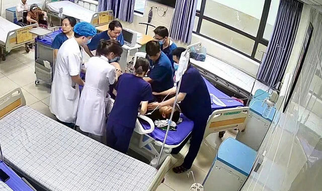Bác sĩ đang chạy đua cấp cứu, người nhà nghĩ gì mà liên tục la hét, chửi bới? Bác sĩ đang chạy đua cấp cứu, người nhà nghĩ gì mà liên tục la hét, chửi bới?