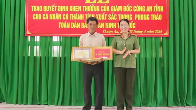 Phát hiện điểm bất thường, tài xế xe ôm chở thẳng đối tượng s:át h:ại 2 người đến trụ sở công an Phát hiện điểm bất thường, tài xế xe ôm chở thẳng đối tượng s:át h:ại 2 người đến trụ sở công an