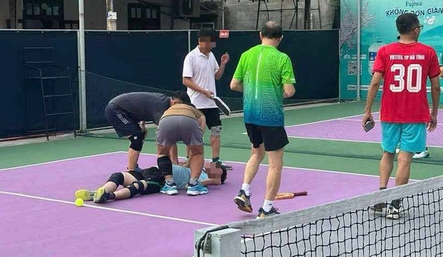 Người đàn ông gục xuống rồi tử vong khi đang chơi pickleball Người đàn ông gục xuống rồi tử vong khi đang chơi pickleball