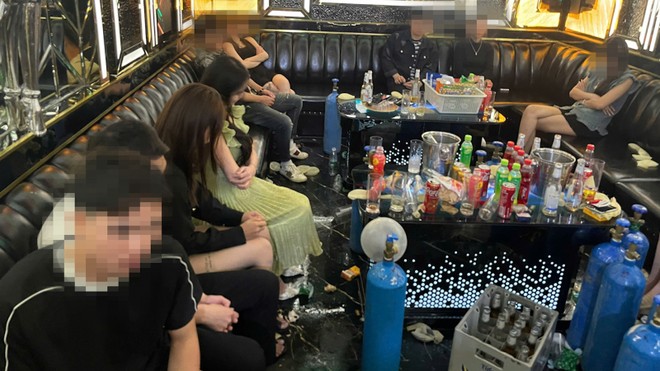 Phát hiện nhóm nam nữ thanh niên sử dụng “bóng cười” tại quán karaoke Phát hiện nhóm nam nữ thanh niên sử dụng “bóng cười” tại quán karaoke