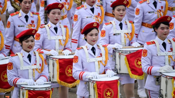 Ngưỡng mộ nhan sắc, học thức các chiến sĩ trong đoàn diễu binh 30/4 Ngưỡng mộ nhan sắc, học thức các chiến sĩ trong đoàn diễu binh 30/4